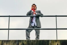 Ο Joe Bloom έβαλε ένα κόκκινο τηλέφωνο σε μια γέφυρα και έκανε το internet να ακούσει ιστορίες