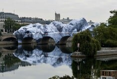 Ο JR μετατρέπει την παλαιότερη γέφυρα του Παρισιού σε γιγαντιαία σπηλιά