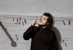 Το φαινόμενο «Manos»: O πιο δημοφιλής Έλληνας YouTuber κατάφερε να κατακτήσει και την κορυφή του Spotify