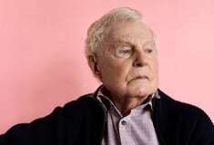 Ο Ντέρεκ Τζάκομπι για το AIDS, τα 87 του χρόνια και τον Ντάνιελ Κρεγκ: «Πήγα στο κρεβάτι μαζί του δύο φορές»