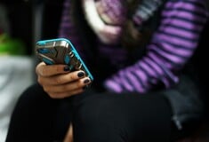 ΜΑΛΑΙΣΙΑ SOCIAL MEDIA ΜΕΤΡΑ ΑΝΗΛΙΚΟΙ ΠΑΙΔΙΑ