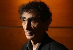 Γκάμπορ Ματέ: «Τα smartphones είναι σχεδιασμένα να ανεβάζουν την ντοπαμίνη, όπως η κοκαΐνη»