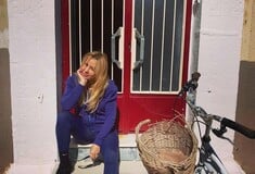 Η Γωγώ Μαστροκώστα και η Ελλάδα που έμαθε να κοιτάζει πρώτα το σώμα