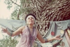Η Betye Saar πριν γίνει μύθος έραβε μαγικά ρούχα