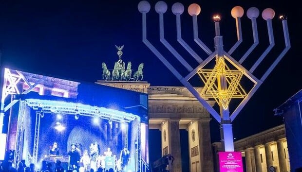 Η μεγαλύτερη Μενορά της Ευρώπης άναψε στο Βερολίνο για το Χανουκά των  Εβραίων | LiFO