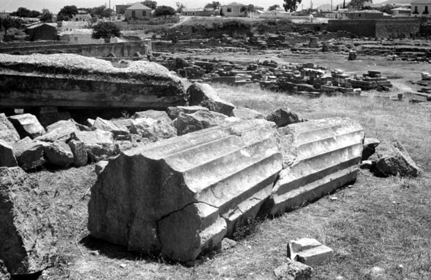 Στην αρχαία και τη νέα Κόρινθο μια μέρα του 1960 | LiFO