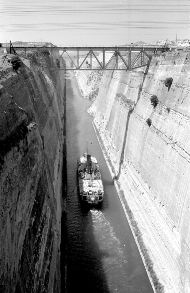 Στην αρχαία και τη νέα Κόρινθο μια μέρα του 1960 | LiFO
