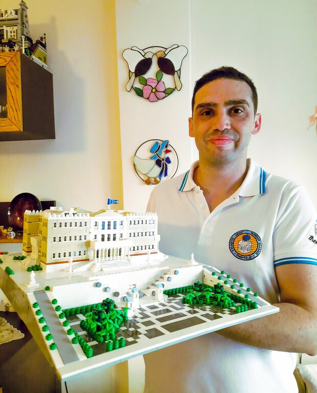 Φωτ: ΑΠΕ-ΜΠΕ Ένας 36χρονος στη Θεσσαλονίκη έφτιαξε το κτίριο της Βουλής των Ελλήνων με 4.842 LEGO