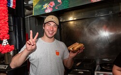 Ταϊλανδέζικο hot - dog, ιταλικά panzerotti και αμερικάνικα sliders: Όσα πρωτότυπα δοκιμάσαμε στο φετινό Athens Street Food Festival