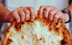 Πίτσα με marmite; Τη φτιάχνουν στη Lisa στην Κυψέλη