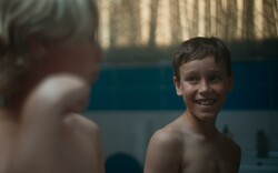 «Δεν έχουμε βιώσει τέτοιες αντιδράσεις σε καμία άλλη χώρα»: Ο σκηνοθέτης του «Αγόρια στο ντους» μιλά στη LiFO
