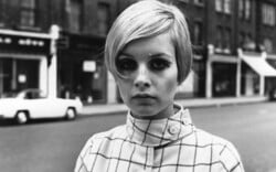 Twiggy: Η ζωή της διάσημης, «λεπτοκαμωμένης» ιέρειας του στυλ 
