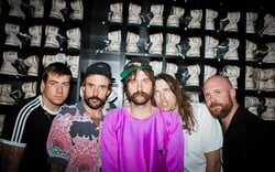 IDLES: Η Φωνή της Αντίστασης στην Κοινωνική Αδικία