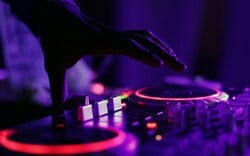 Bolivar Beach Club: Δύο κορυφαίες μουσικές εμπειρίες που υπόσχονται να ανεβάσουν τη θερμοκρασία