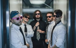 Kiss Me Cleopatra: Όταν η ελληνική ποπ του 2000 συνάντησε το metalcore 