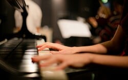 Melodies 4 Life: Νέοι καλλιτέχνες ενώνουν τις φωνές τους για καλό σκοπό