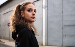 AEON: Η «ντίβα από την Κρήτη» που παντρεύει τη ραπ με τη λύρα