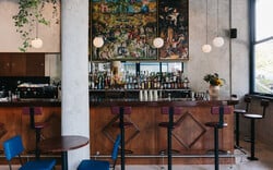 Quinn’s: Γιατί όλοι πίνουν Dry Martini «στου Ηλία» Μαρινάκη 