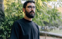 Λουκάς Μπάκας: «Επιδιώκω να δημιουργώ κάτι που δεν θα φαίνεται σχεδιασμένο»