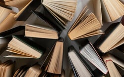 Οι Εκδόσεις Άγρα στην Δημοτική Αγορά Κυψέλης για το Θερινό Bazaar βιβλίων 2025