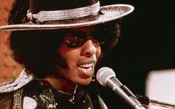 Sly Stone (1943-2025): Ο ανένταχτος πρωτοπόρος της ευφορικής funk