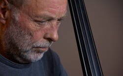 Dave Holland: Ο θρύλος της τζαζ Ντέιβ Χόλαντ έρχεται στο Ηρώδειο