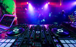 Bolivar: Δύο μαγικές νύχτες 19 και 21 Ιουνίου, ένα dancefloor. 