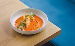 Καλέω Greek Gastronomy: Η ελληνική κουζίνα σε μια μοντέρνα εκδοχή με θέα τη μαρίνα Λαυρίου