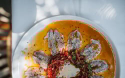 Vallis Restaurant Syrtaki: Μια ιστορία με θέα το Σούνιο και γεύσεις που μιλούν κατευθείαν στην ψυχή