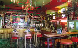 Tiki bar: Εξωτικά vibes που αλλάζουν το καλοκαίρι στην Αθήνα
