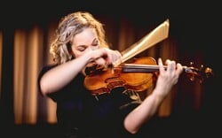 Hilary Hahn: «Οι ΗΠΑ μπορούν να είναι καλύτερες από έναν τόπο διχασμού»