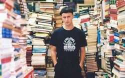 Eddie Dark: «Γράφω μουσική επειδή έχω σιχαθεί τα πάντα»