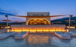 Summer nights, beach vibes & DJ sets: όλα οδηγούν στο Isla Brown Corinthia, Curio Collection by Hilton