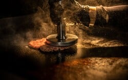 To ζουμερό smash burger του Smashtag ξεκίνησε από ένα ταξίδι δυο Ιταλών στην Αμερική