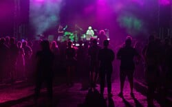 Amvrakia Music Festival: Tο καλοκαιρινό μυστικό που δεν θα θες να κρατήσεις για σένα