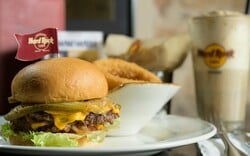 Κάνε own το καλοκαίρι σου στην πόλη με το Own The Week στο Hard Rock Cafe Athens 