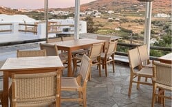 Από το Παγκράτι στην Τήνο: Ο «Ροζ Πάνθηρας» άνοιξε πανιά για τις Κυκλάδες