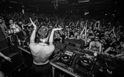 Γιατί οι DJ παίζουν χειρότερα στην Ελλάδα από ό,τι στο εξωτερικό;
