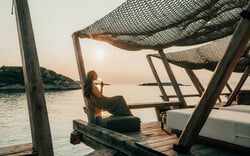 Onar Seaside Lounge: Όταν η θαλασσινή αύρα αγκαλιάζει την τέχνη της γαστρονομίας