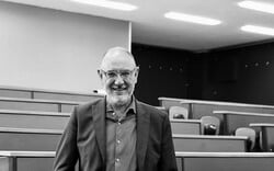 Χρυσόστομος Σταμούλης: Όλοι οι δίσκοι του, από την «Λιταία Πύλη» μέχρι το «Γελάς» 