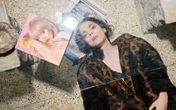 Lou: Πόσες ανοιχτά λεσβίες ξέρεις αυτήν τη στιγμή στην ελληνική μουσική σκηνή;