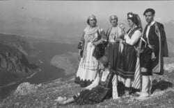 Οι εθνικές ελληνικές ενδυμασίες αφηγούνται την ιστορία τους στο Μουσείο Μπενάκη