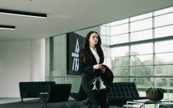 Έμα Στόουν και Τζέσι Πλέμονς σε ψυχολογικό μπρα ντε φέρ υπό την επίβλεψη του Γιώργο Λάνθιμου