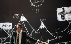 «Εχθρός του λαού»: Μια διεθνής συνεργασία του Θεάτρου του Νέου Κόσμου με τη Schaubühne του Βερολίνου