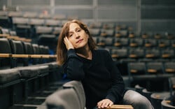 Γιούλη Τσαγκαράκη: «Κάθε σπίτι έχει τον δικό του Νετανιάχου, τον δικό του Τραμπ»
