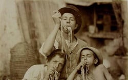 Κάποτε το να τρως μακαρόνια με τη χούφτα ήταν θέαμα του δρόμου