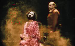 Το Θέατρο του Νέου Κόσμου υποδέχεται τη νέα σεζόν με σύγχρονα έργα, δυνατές ερμηνείες και σκηνοθετικές υπογραφές που συστήνουν ένα πολυφωνικό ρεπερτόριο