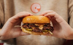 Στο F* Smashing για burgers με crispy μπιφτέκια, sando και buffalo wings με ασιατικό twist