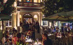 Casablanca Social Club: Το bar resto που στεγάζεται σε ένα ιστορικό νεοκλασικό της Θεσσαλονίκης