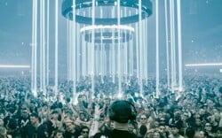 Πρώτα κλείνεις το πάρτι και μετά το αεροπορικό. Όλοι το ξέρουν αυτό